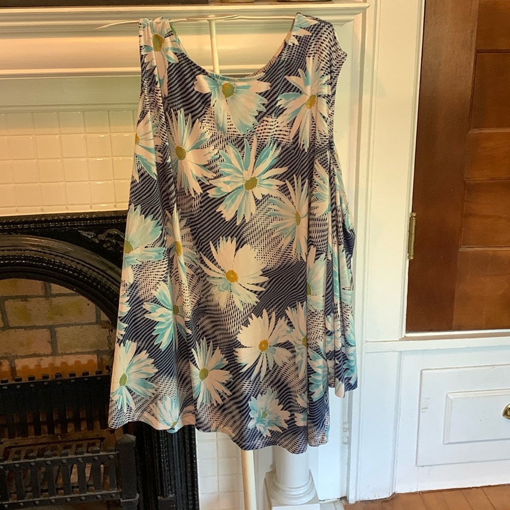 N Touch cold shoulder plus size daisy top. Worn 5-6 x